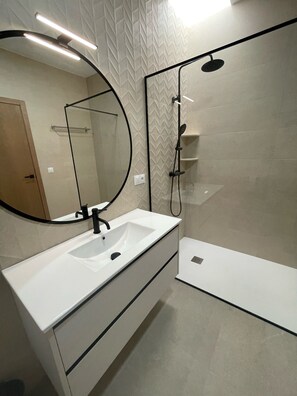 Dusj, hårføner, håndklær og såpe