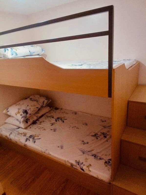 2 bedrooms, iron/ironing board, WiFi, bed sheets - Cylo’sPlace  (Quezon City)