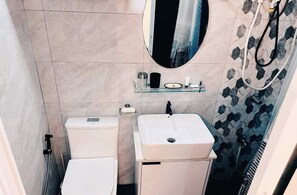 Bidet, towels, soap, shampoo - Cylo’sPlace  (Quezon City)