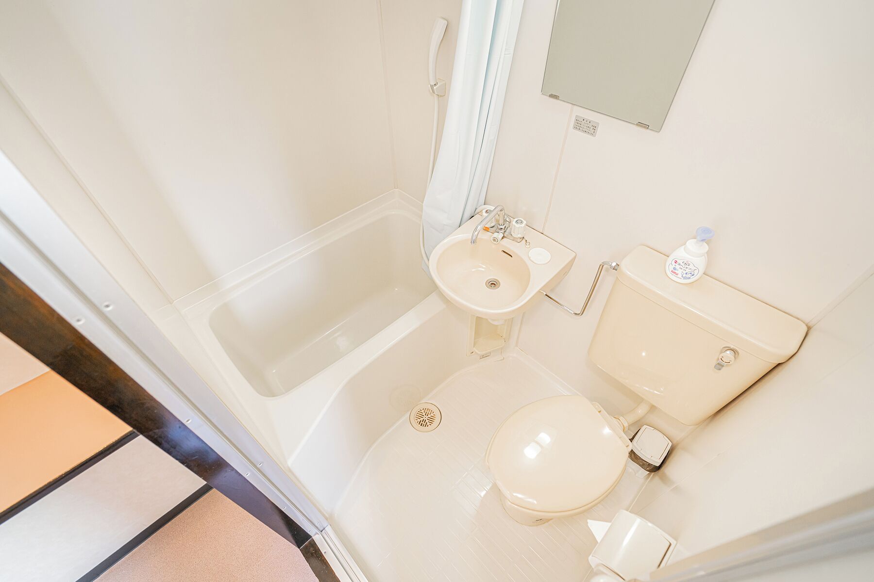 Economy Twin Room, Non Smoking, Mountain View | Bathroom | Combined shower/bathtub, hair dryer, slippers, towels