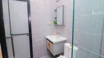 Een douche, een haardroger, handdoeken, zeep