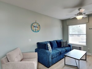 Leilighet, 1 kingsize-seng med sovesofa, terrasse, hageutsikt (PC Beach Retreat A - No Pets Allowed) | Oppholdsområde | En 42-tommers TV med digitale kanaler