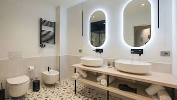 Habitació Deluxe | Bany | Dutxa, articles de tocador gratuïts, assecador de cabells i tovalloles