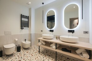Deluxe-Zimmer | Badezimmer | Dusche, kostenlose Toilettenartikel, Haartrockner, Handtücher