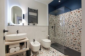 Comfort Room | Bathroom | Shower, free toiletries, hair dryer, towels