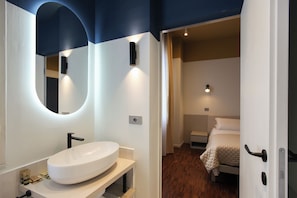 Klassieke kamer | Badkamer | Een douche, gratis toiletartikelen, een haardroger, handdoeken