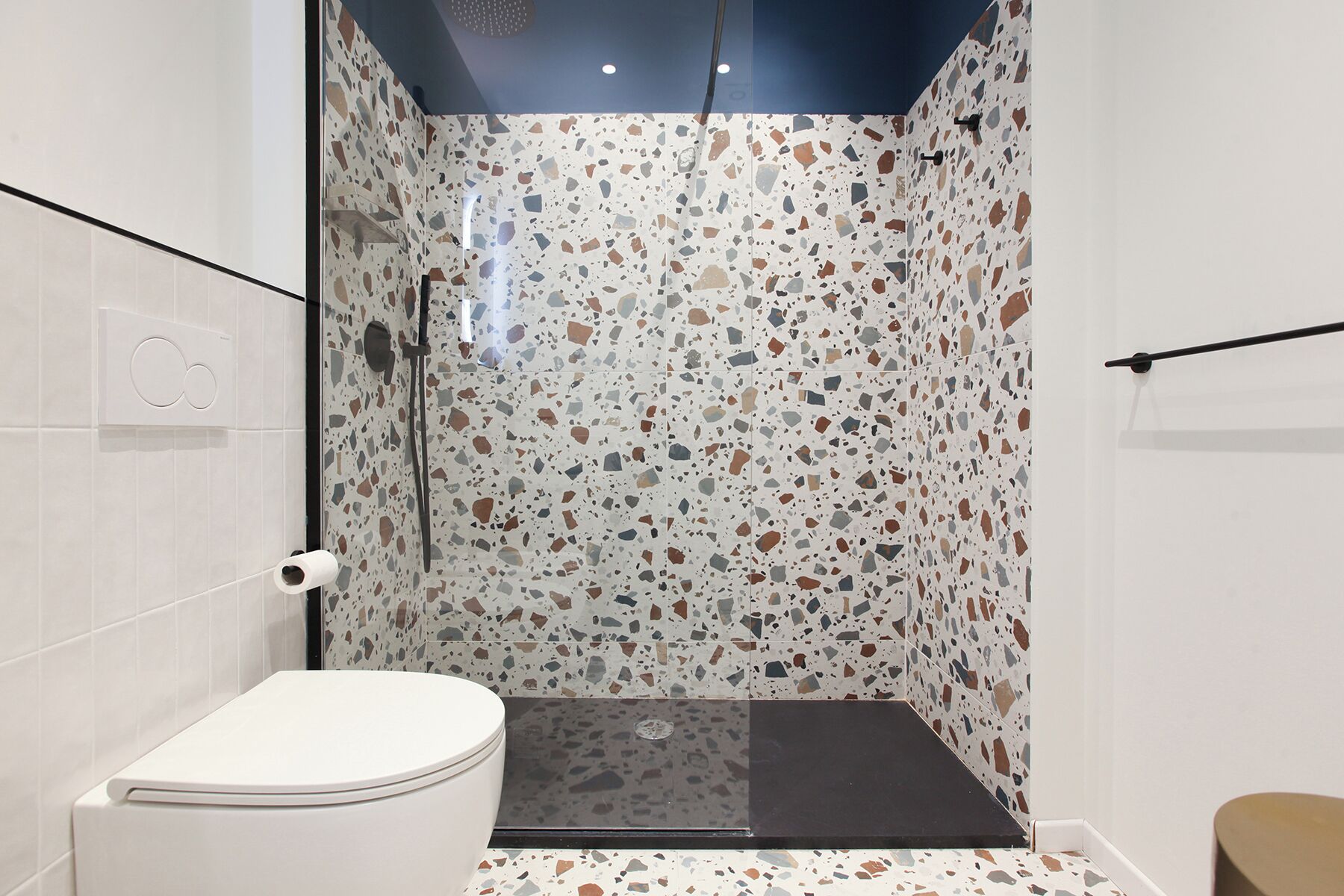 Comfort Room | Bathroom | Shower, free toiletries, hair dryer, towels