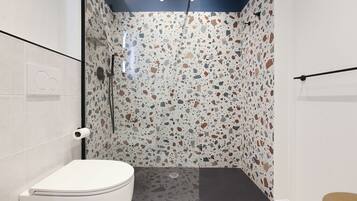 Comfort Room | Bathroom | Shower, free toiletries, hair dryer, towels