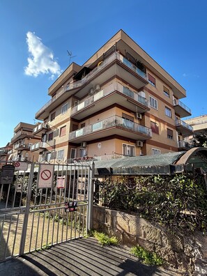 Exterior - House of Léon, bright apartment Aurelio area, adjacent Metro Battistini (Roma)
