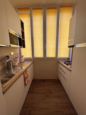 Fridge, microwave, stovetop, dishwasher - House of Léon, bright apartment Aurelio area, adjacent Metro Battistini (Roma)