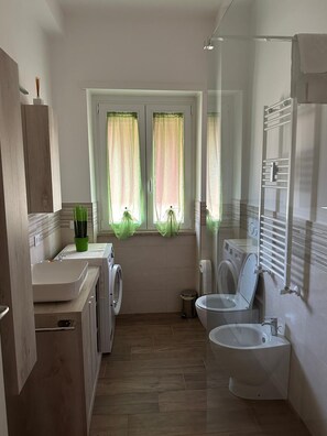 Shower, hair dryer, bidet, towels - House of Léon, bright apartment Aurelio area, adjacent Metro Battistini (Roma)