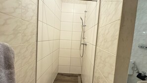 Suihku, hiustenkuivaaja, pyyhkeet, saippua