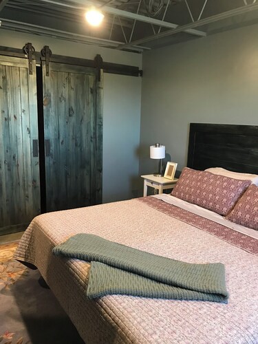 Cozy 1-bedroom apartment in adorable Devils Lake 