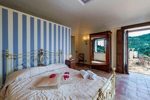 6 bedrooms, iron/ironing board, WiFi, bed sheets