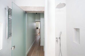 Dusch, hårtork, handdukar och tvål