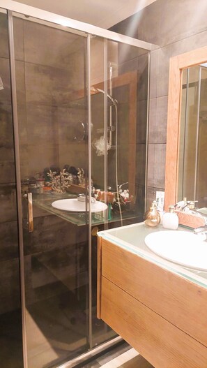 Doccia, asciugacapelli, bidet, asciugamani