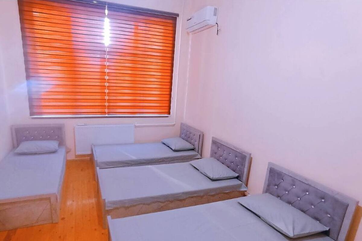 Dormitorio compartido estándar | Tabla de planchar con plancha y wifi gratis 