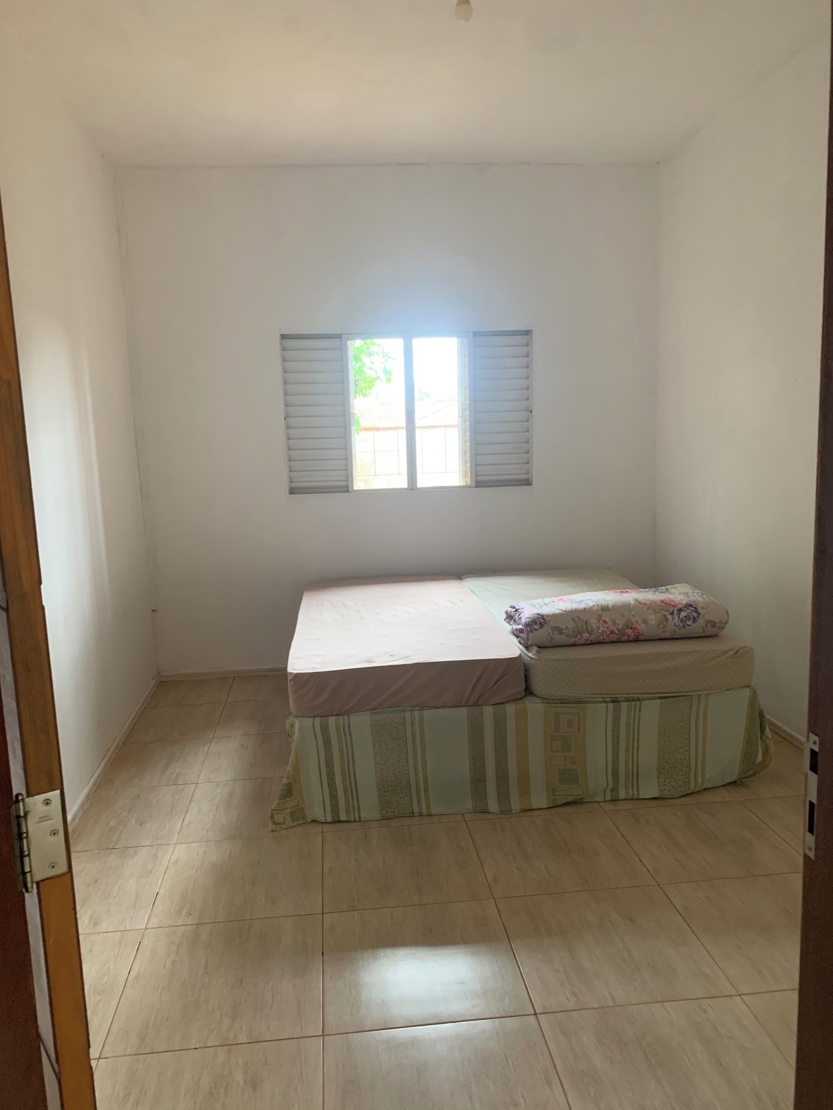 6 quartos, ferros/tábuas de passar roupa, Wi-Fi, roupa de cama