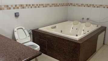 Ducha, bidé, toallas y jabón