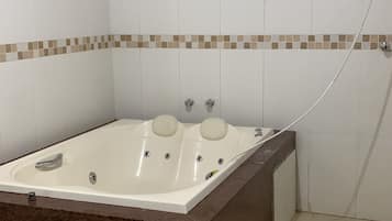 Ducha, bidé, toallas y jabón