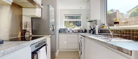 ثلاجة، ميكروويف، فرن، موقد طهي مسطح