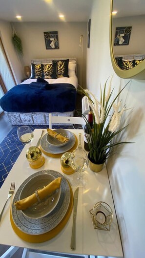 1 bedroom, desk, iron/ironing board, travel cot - Cosy 1 Bed Garden Lodge Near City Centre - Free Parking - Free WiFi (Nottingham)