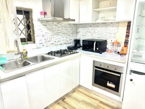 Grand réfrigérateur, micro-ondes, four, plaque de cuisson