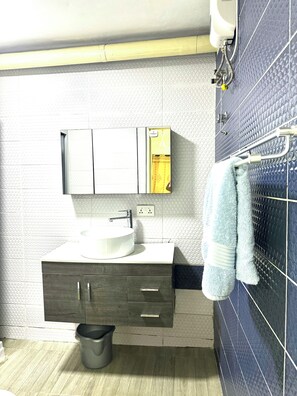 Douche, serviettes fournies, savon, papier de toilette