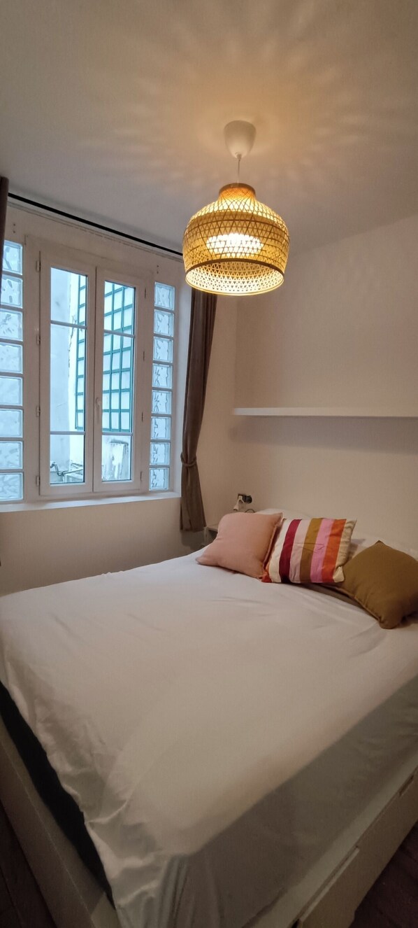 1 chambre, fer et planche à repasser, Wi-Fi, literie fournie