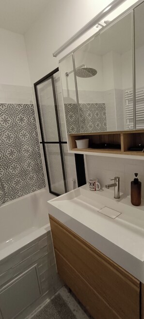 ヘアドライヤー、タオル、石鹸、シャンプー