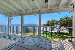 Casa, varias camas (Breezy on the Bay) | Terraza o patio