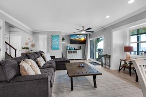 Casa, letti multipli (Breezy on the Bay) | Area soggiorno | TV