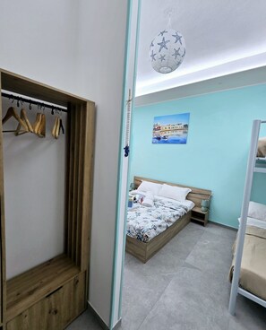 3 chambres, coffres-forts dans les chambres, lit parapluie