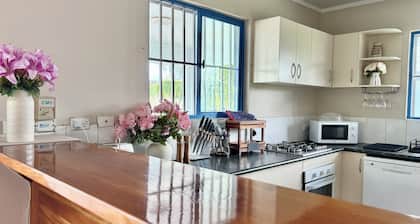 Luxury Fijian villa w/airport transfer. Family friendly & 5 mins from the beach!
