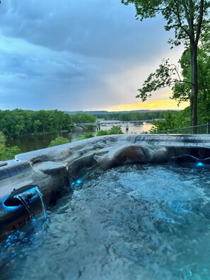 Outdoor spa tub - Eagles Nest- River View Cabin (De Soto)