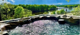 Cozy 3-bedroom cabin - sleeps 10- HOT TUB- river view
