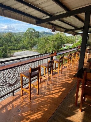 Un espacio con asientos al aire libre y vistas a un paisaje exuberante.