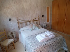 4 chambres, fer et planche à repasser, Wi-Fi, draps fournis