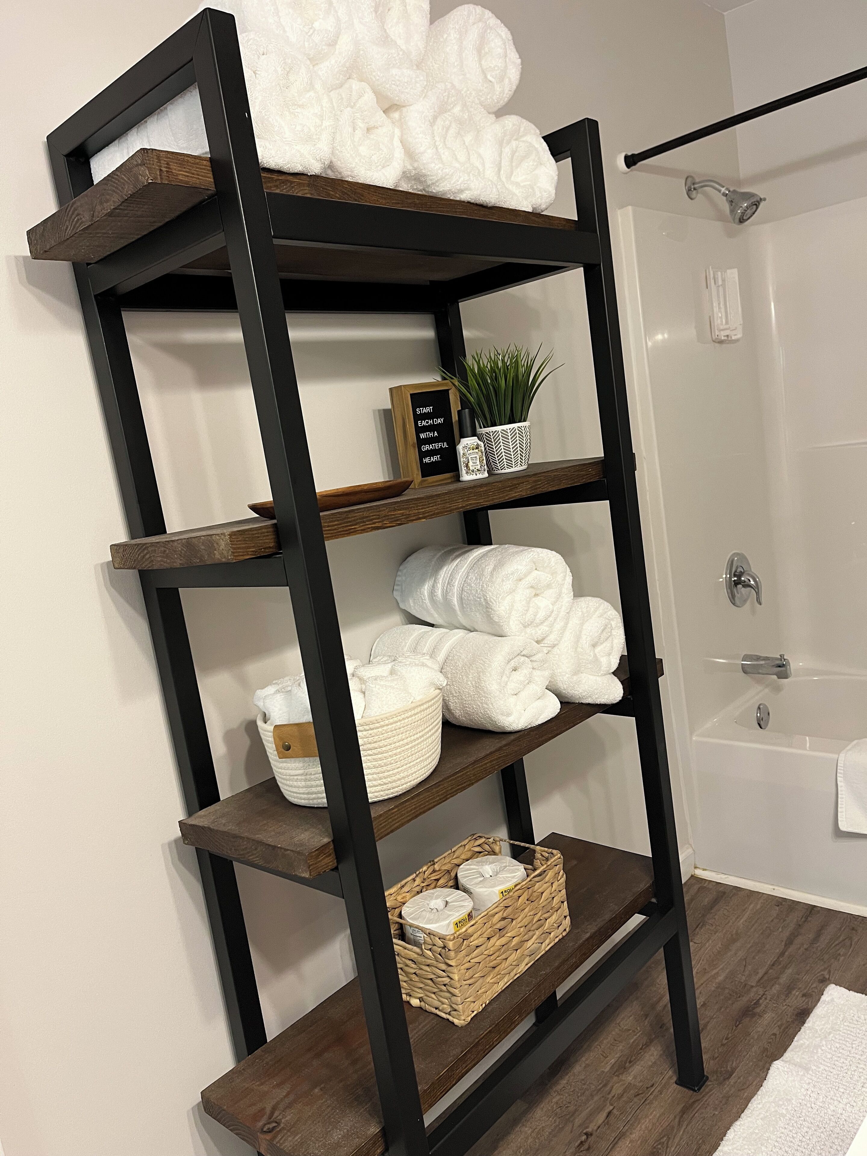 Sèche-cheveux, serviettes fournies, savon, shampoing