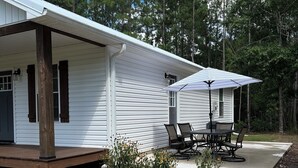 Une maison de plain-pied dotée d’un patio couvert.