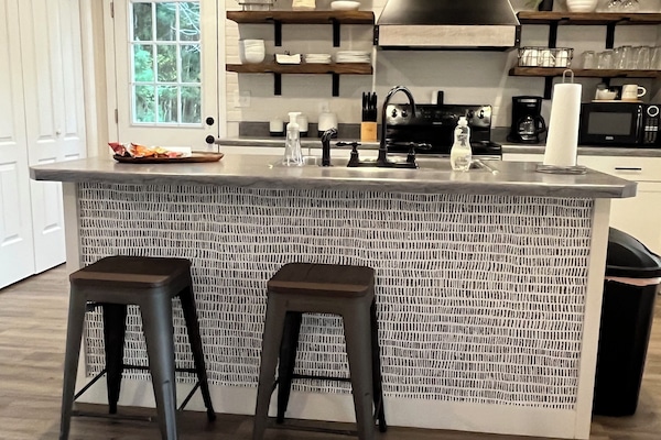 Mikrobølgeovn, ovn, kokeplater og oppvaskmaskin