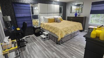 4 slaapkamers, een bureau, een strijkplank/strijkijzer, reisbedje