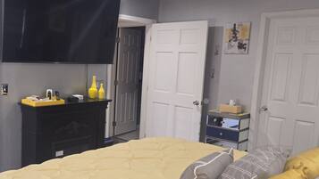 4 dormitorios, escritorio, tabla de planchar con plancha y cuna de viaje