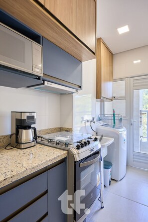 Jääkaappi, mikroaaltouuni, uuni, kahvin-/teenkeitin