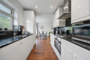 Private kitchen - Beautiful 3 bedroom flat in North London (London)