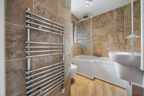Hair dryer, towels, soap, shampoo - Beautiful 3 bedroom flat in North London (London)