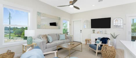 Een televisie, een open haard en een stereo