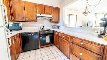 Fridge, microwave, stovetop, dishwasher