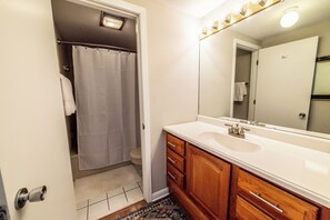 Ducha, toallas, jabón, papel higiénico