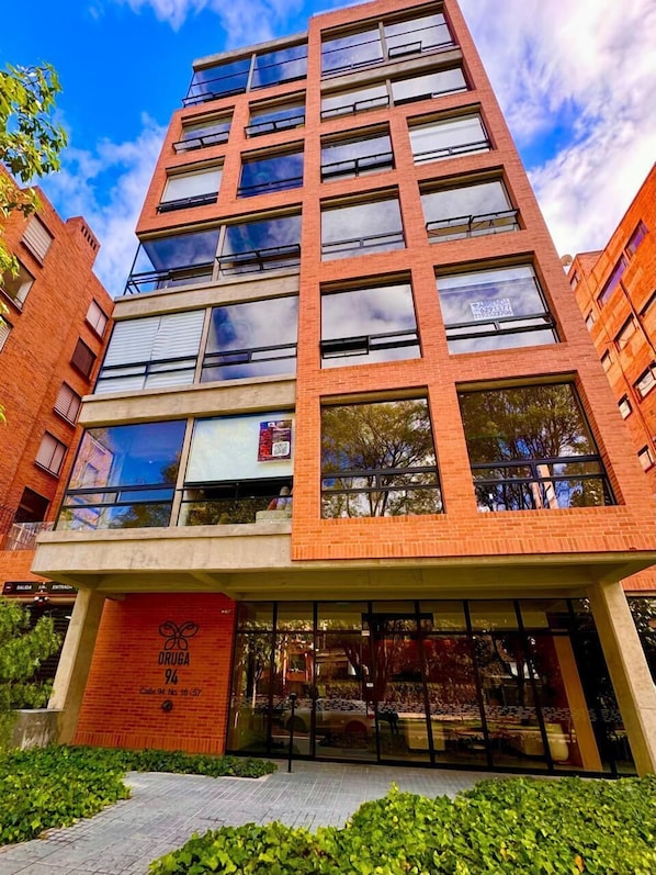 Front of property - 605-Estudio luminoso con balcón (Bogotá)